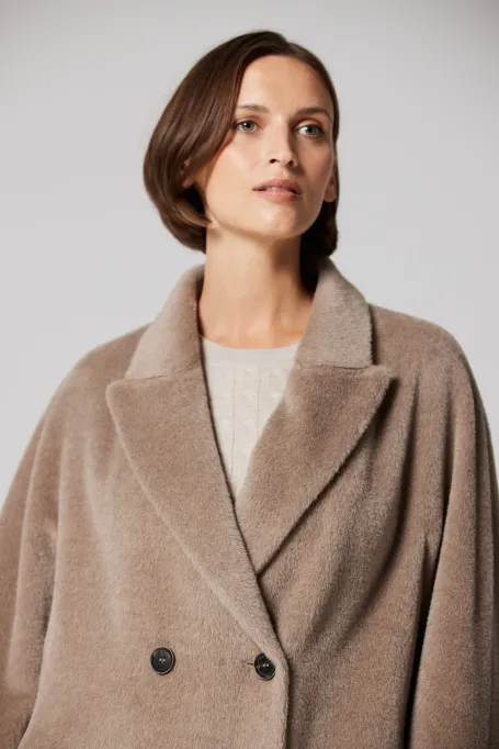 Beżowy płaszcz dwurzędowy z suri alpaką Beżowy płaszcz dwurzędowy z suri alpaką