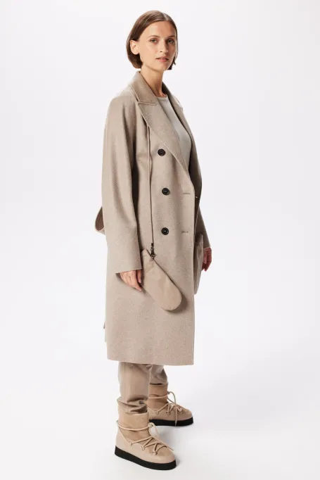 Beżowy wełniany płaszcz z paskiem Beżowy wełniany płaszcz z paskiem