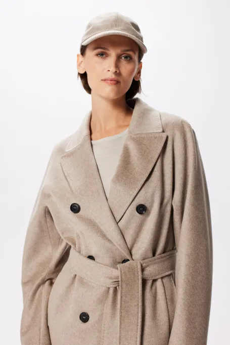 Beżowy wełniany płaszcz z paskiem Beżowy wełniany płaszcz z paskiem