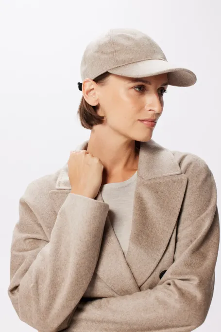 Beżowy wełniany płaszcz z paskiem Beżowy wełniany płaszcz z paskiem