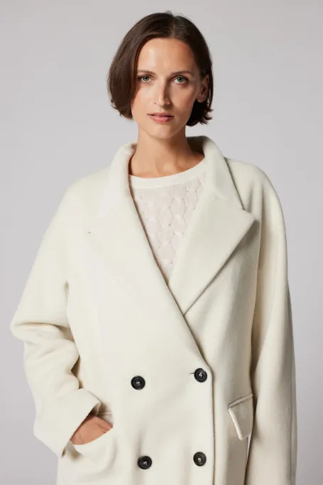 Biały wełniany płaszcz dwurzędowy