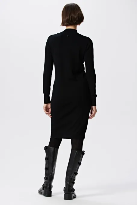 Czarna sukienka półgolf z wełny merynosowej 