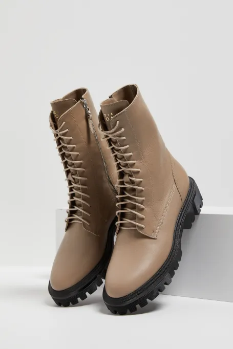Beżowe skórzane botki