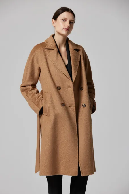 Wełniany dwurzędowy płaszcz camelowy z paskiem damski - Patrizia Aryton Wełniany dwurzędowy płaszcz camelowy z paskiem damski - Patrizia Aryton