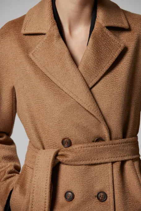 Wełniany dwurzędowy płaszcz camelowy z paskiem damski - Patrizia Aryton Wełniany dwurzędowy płaszcz camelowy z paskiem damski - Patrizia Aryton