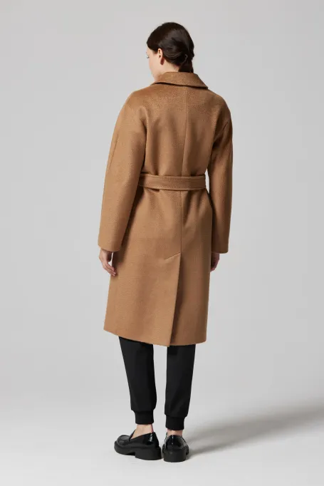 Wełniany dwurzędowy płaszcz camelowy z paskiem damski - Patrizia Aryton Wełniany dwurzędowy płaszcz camelowy z paskiem damski - Patrizia Aryton