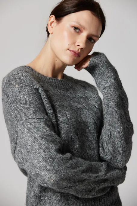 Szary sweter z wełną alpaki 