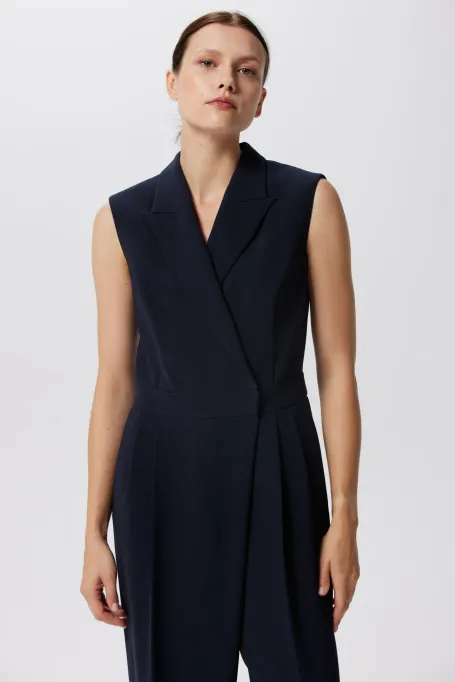 Granatowy kombinezon z szerszą nogawką 