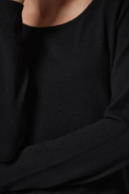 Czarna sukienka z kaszmiru midi 