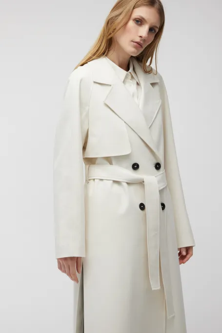 Biały trencz z jedwabiem