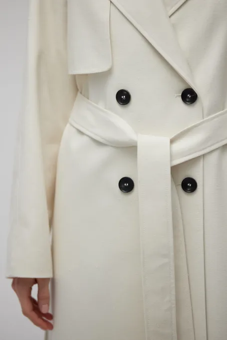 Biały trencz z jedwabiem