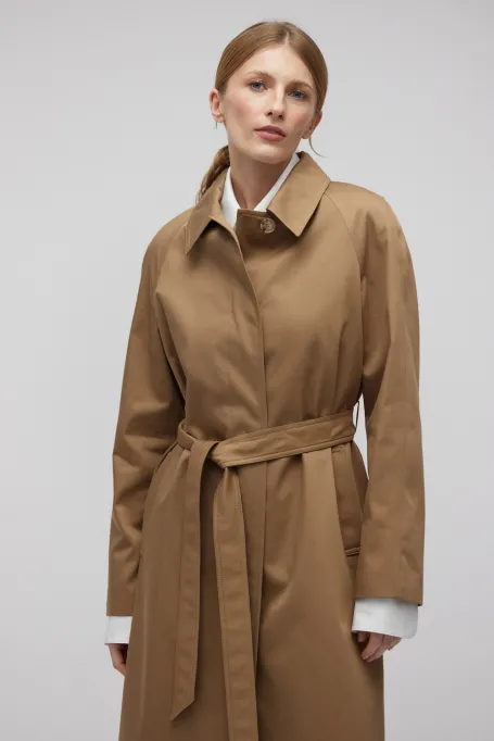 Bawełniany płaszcz z paskiem camelowy