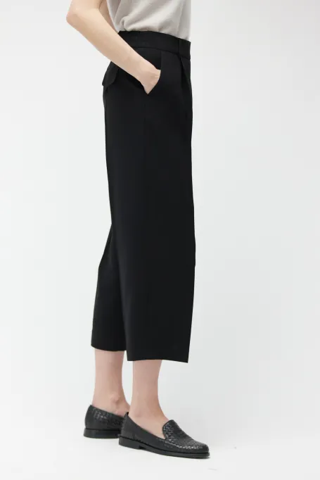 Czarne spodnie typu kuloty
