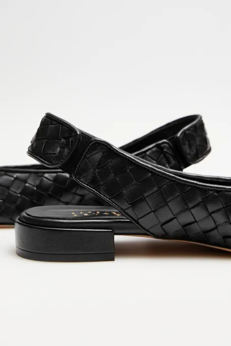 Czarne buty slingback z plecionej skóry