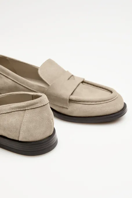 Beżowe mokasyny zamszowe