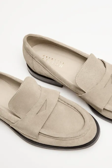 Beżowe mokasyny zamszowe