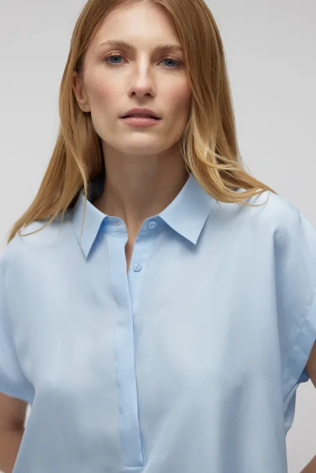 Jedwabna błękitna bluzka koszulowa niebieski