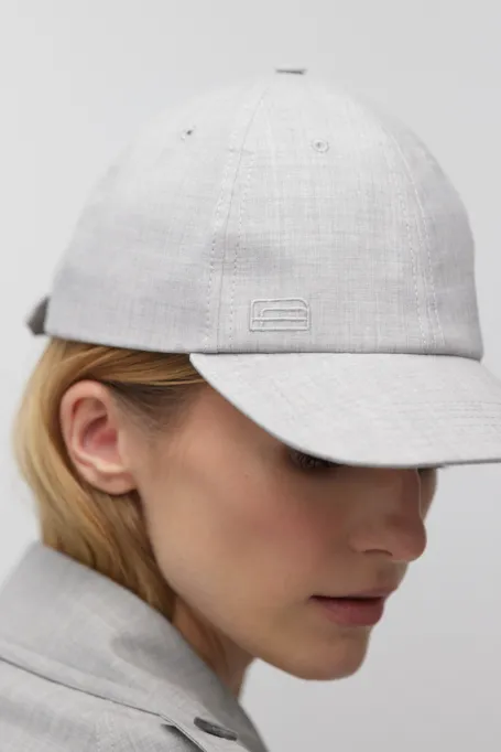 Szara czapka z daszkiem