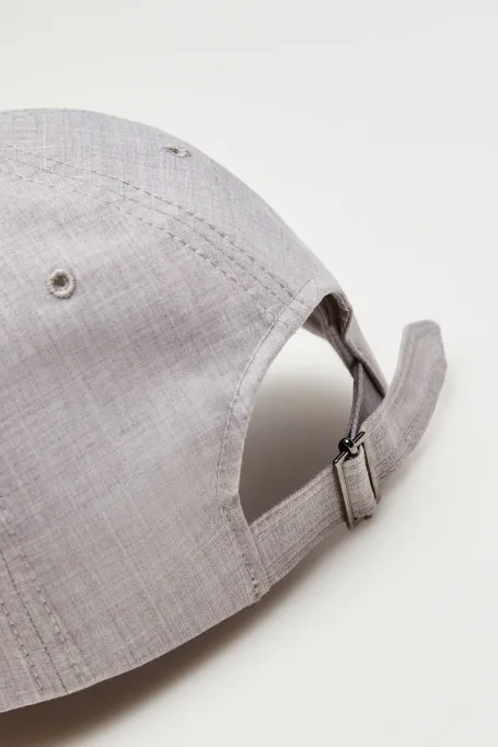 Szara czapka z daszkiem