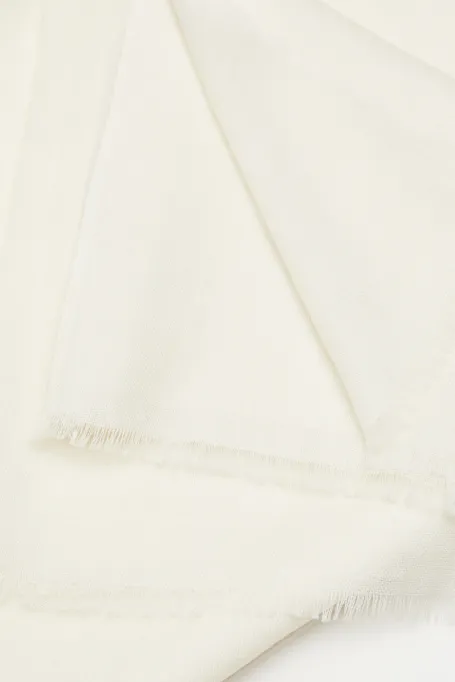 Biały wełniany szal