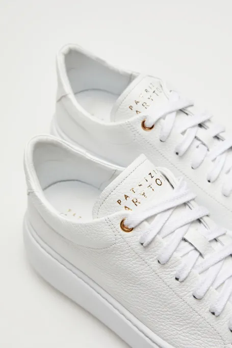 Białe buty sportowe