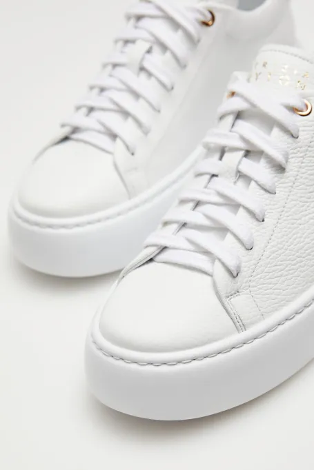 Białe buty sportowe