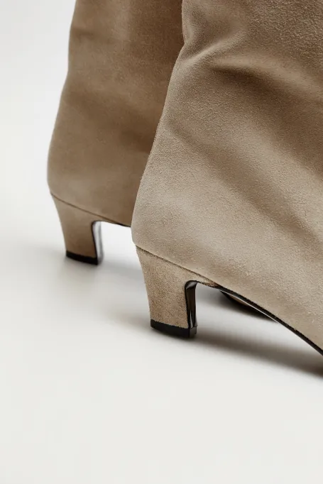 Beżowe kozaki ze skóry zamszowej