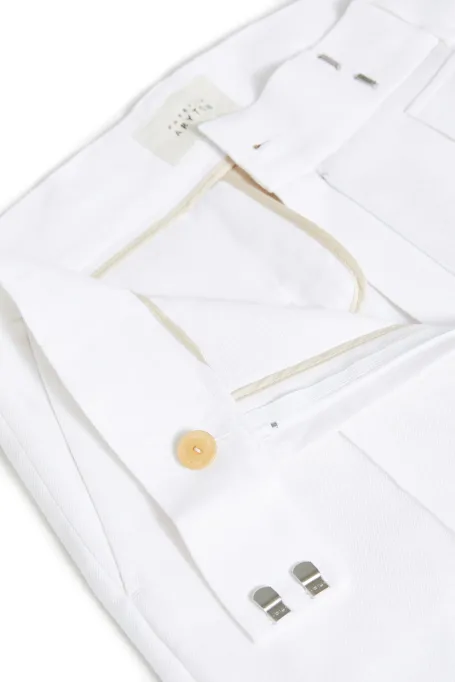 Białe spodnie z lnem