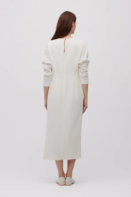 Śmietankowa dopasowana sukienka midi z rozcięciem - Patrizia Aryton
