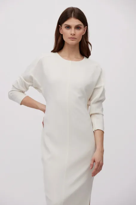 Śmietankowa dopasowana sukienka midi z rozcięciem - Patrizia Aryton