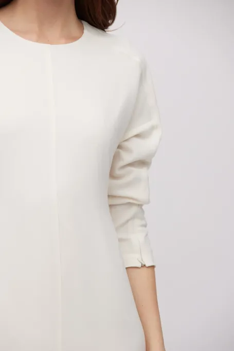 Śmietankowa dopasowana sukienka midi z rozcięciem - Patrizia Aryton