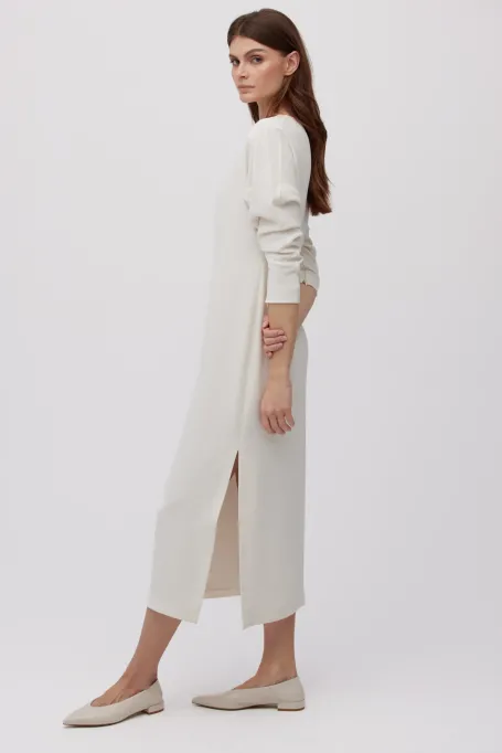 Śmietankowa dopasowana sukienka midi z rozcięciem - Patrizia Aryton