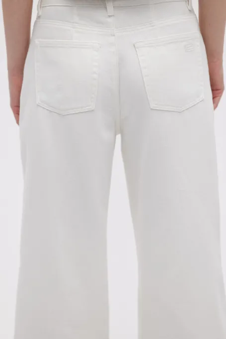 Białe jeansy z szeroką nogawką