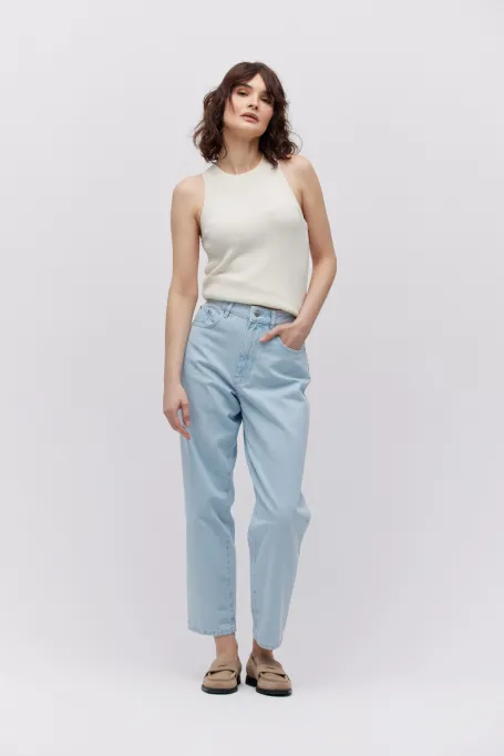 Niebieskie jeansy barrel