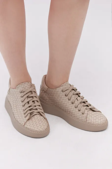 Beżowe sneakersy z plecionej skóry damskie - Patrizia Aryton