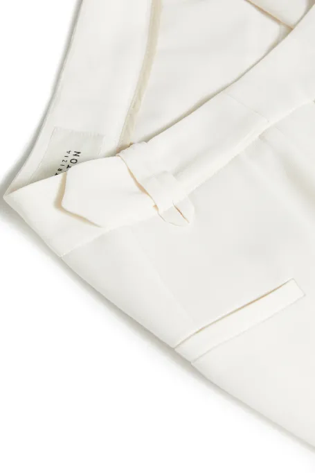 Białe spodnie z szeroką nogawką