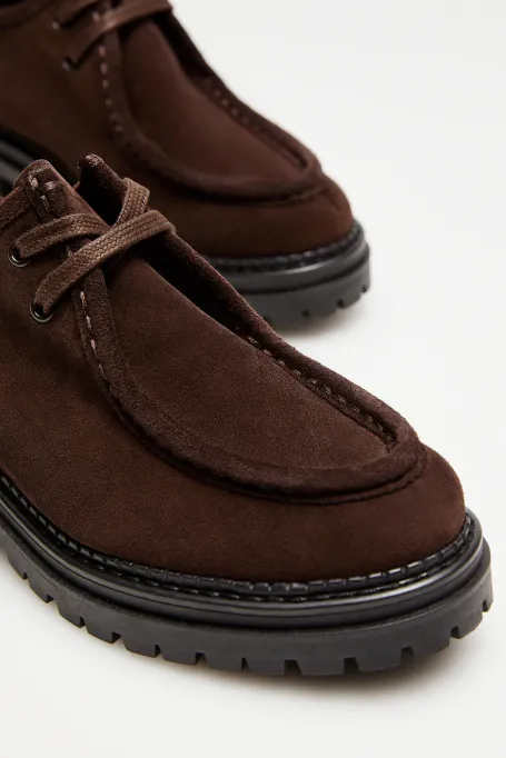 Brązowe zamszowe buty oxfordy