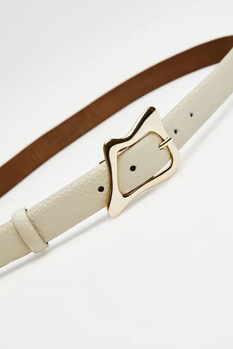 Beżowy skórzany pasek z ozdobna klamrą