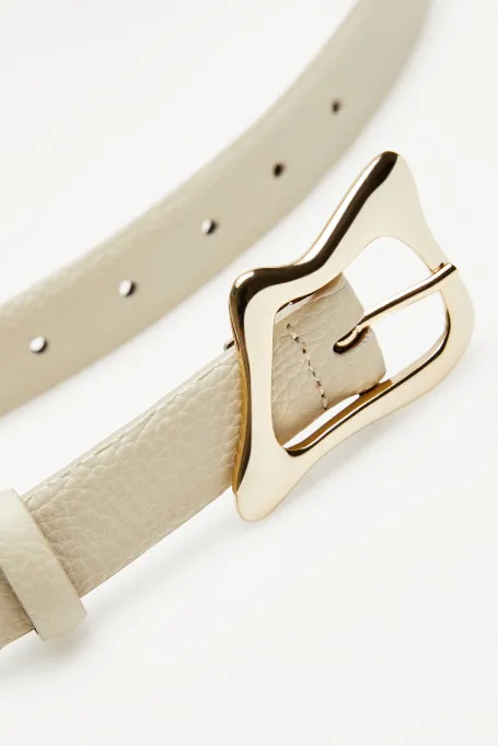 Beżowy skórzany pasek z ozdobna klamrą