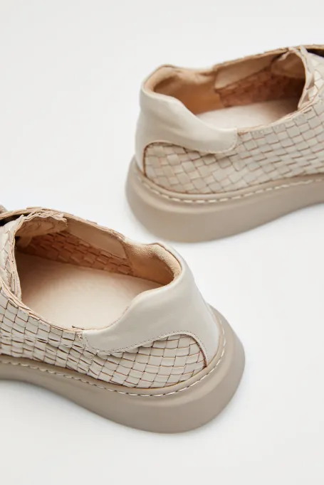 Beżowe sneakersy z plecionej skóry damskie - Patrizia Aryton