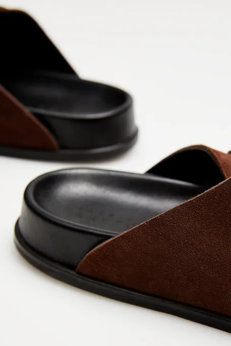 Brązowe klapki ze skóry zamszowej