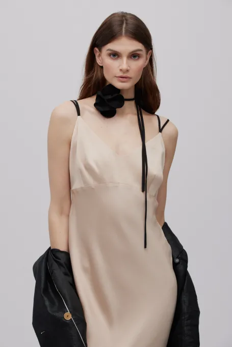 Koktajlowa maxi sukienka nude z dopasowaną górą - Patrizia Aryton