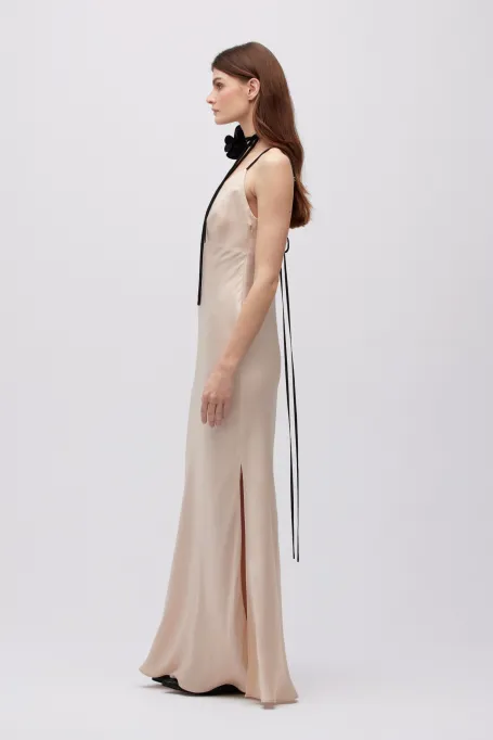 Koktajlowa maxi sukienka nude z dopasowaną górą - Patrizia Aryton