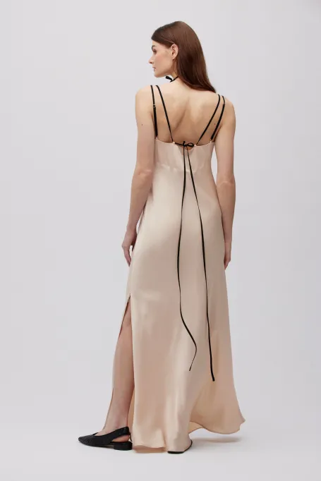 Koktajlowa maxi sukienka nude z dopasowaną górą - Patrizia Aryton