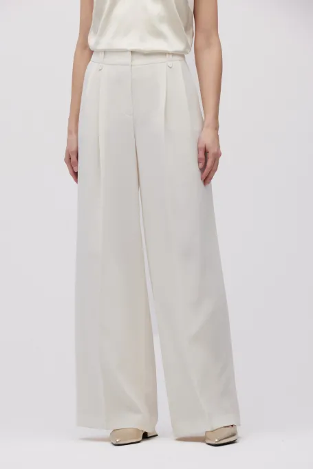 Białe spodnie z szeroką nogawką
