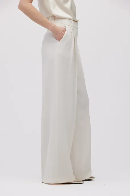 Białe spodnie z szeroką nogawką