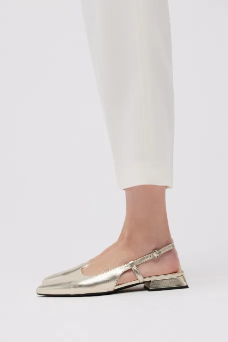 Złote buty slingback