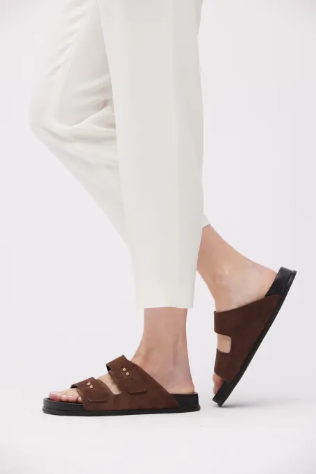 Brązowe klapki ze skóry zamszowej damskie - Patrizia Aryton