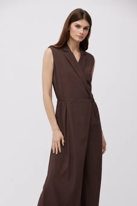 Jedwabny czekoladowy kombinezon z szerokimi nogawkami