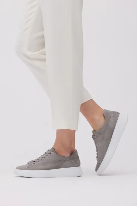 Szare sneakersy z zamszowej skóry